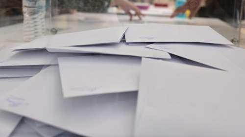 Το πρόβλημα με τις δημοσκοπήσεις: Γιατί η μεγάλη αποχή μπορεί να τινάξει στον αέρα τις προβλέψεις