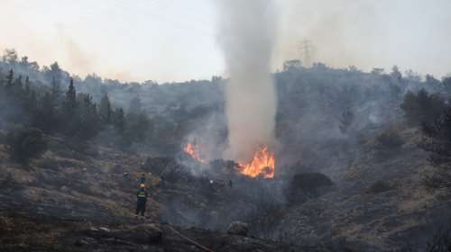 Συνελήφθη διδάκτορας Πανεπιστημίου για τέσσερις εμπρησμούς στη Βάρη - Τον ταυτοποίησαν μέσω βίντεο