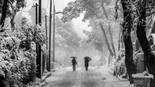 Χειμωνιάτικο σκηνικό με τσουχτερό κρύο και χιόνια ακόμα και στην Αττική - &quot;Λευκά&quot; Χριστούγεννα με βροχές και καταιγίδες