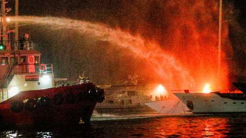 Μαρίνα Ζέας: Παρανάλωμα 3 πολυτελή γιοτ - 10 απεγκλωβισμοί από το λιμενικό, ένας πυροσβέστης στο νοσοκομείο [εικόνες]