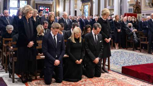 Μνημόσυνο τέως βασιλιά Κωνσταντίνου: Η στιγμή που γονατίζουν τα παιδιά και τα εγγόνια του στη Μητρόπολη  [εικόνες]