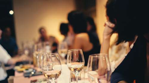 Κορονο-πάρτι παρά το lockdown στην Αττική: 17 συλλήψεις και &quot;βροχή&quot; τα πρόστιμα