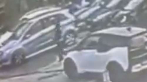 Βριλήσσια: Η στιγμή που ο άνδρας παρασύρει με το αυτοκίνητό του την υπάλληλο έξω από τα ΕΛΤΑ [βίντεο]