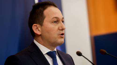 Πέτσας: &quot;Μπορούμε να χάνουμε θέσεις εργασίας επειδή κάποιοι δεν εμβολιάζονται;&quot; [βίντεο]