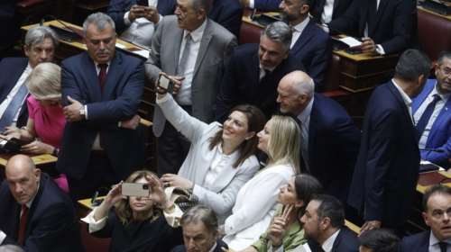 Με χαμόγελα και πολλές selfies ορκίστηκε η νέα Βουλή - Η χαρά παλιών και νέων βουλευτών στα έδρανα [εικόνες]