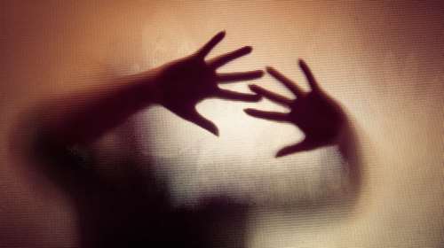 Σοκ στη Γαλλία: 29χρονη βιάστηκε άγρια από 18χρονο στο σπίτι της - Την κακοποίησε σεξουαλικά και με σκουπόξυλο