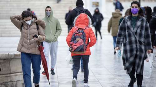 Κορονοϊός: &quot;Θα πρέπει να μάθουμε να ζούμε με τον ιό&quot; - Γιατί δεν χαλαρώνουν ακόμη τα μέτρα