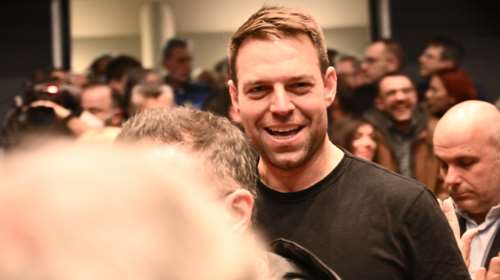 Η στιγμή που γιουχάρουν τον Κασσελάκη ενώ φτάνει στην εκδήλωση για την Κεντροαριστερά - Η παρέμβαση και τα χειροκροτήματα