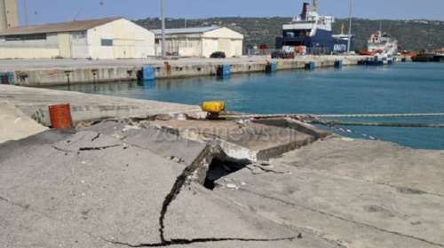 Χανιά: Θυελλώδεις άνεμοι &quot;κάρφωσαν&quot; πλοίο στο λιμάνι της Σούδας - Ζημιές στην προβλήτα [εικόνες - βίντεο]