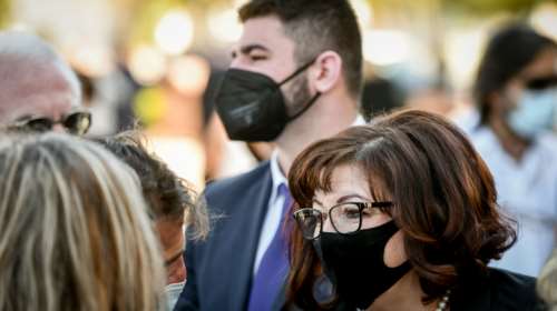 Ράγισαν καρδιές στο μνημόσυνο του Γιώργου Καραϊβάζ - Απαρηγόρητοι η γυναίκα του και ο γιος του