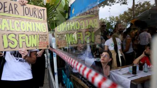Βαρκελώνη: &quot;Φτάνει! Ας βάλουμε όρια στον τουρισμό&quot; - Κάτοικοι διαδήλωσαν κατά του υπερτουρισμού [εικόνες]