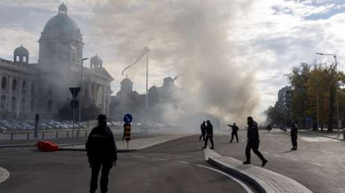 Σερβία: Τρομοκρατική ενέργεια το επεισόδιο έξω από το Κοινοβούλιο - Συνέπεια των αντικυβερνητικών διαδηλώσεων, λέει ο Βούτσιτς