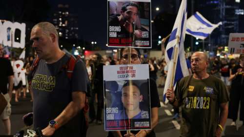 Ισραήλ: Συγγενείς ομήρων συγκεντρώθηκαν έξω από κατοικίες υπουργών ζητώντας κατάπαυση του πυρός και συμφωνία με την Χαμάς