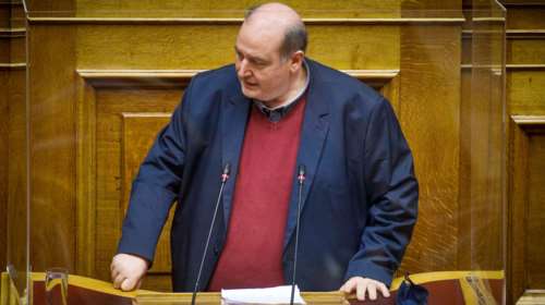 Φίλης: Παράλογο και άκρως επικίνδυνο σε ένα τμήμα 25 παιδιών να πρέπει να νοσήσουν τα 13 για να κλείσει