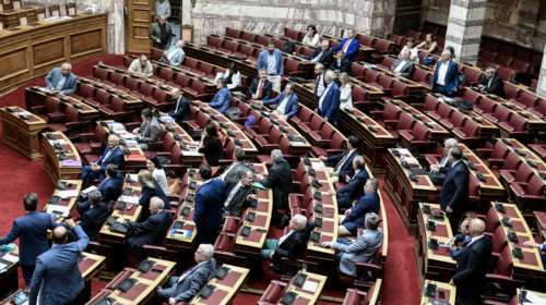Σύγκρουση στη Βουλή για την μελέτη Λύτρα και τους νεκρούς από τον κορονοϊό
