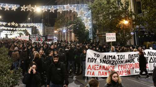Επέτειος Γρηγορόπουλου: Ξεκίνησε η πορεία από τα Προπύλαια- Έριξαν μηχανή αστυνομικού  [Εικόνες]