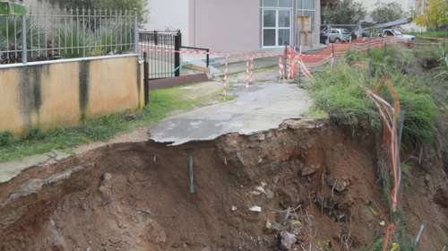 Κακοκαιρία: Εκκενώθηκαν τρία σπίτια στον Άγιο Δημήτριο - Συναγερμός για το ρέμα της Πικροδάφνης που φούσξωσε