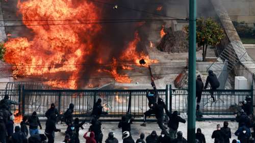Ποινική δίωξη για βαριά αδικήματα στους συλληφθέντες των επεισοδίων στη συγκέντρωση για τα Τέμπη