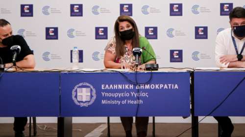 Κορονοϊός: "Οι νέοι που επιστρέφουν από διακοπές διασπείρουν τον ιό" - Ποιοι εργαζόμενοι πρέπει να κάνουν δύο τεστ την εβδομάδα