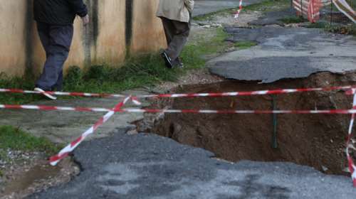 Άγιος Δημήτριος: Καθίζηση 10 μέτρων στο ρέμα της Πικροδάφνης - Σε κατάσταση έκτακτης ανάγκης ο δήμος [βίντεο]