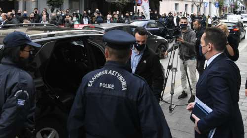 Αποδοκιμασίες κατά του Πέτσα στην Πάτρα - Πελετίδης: &quot;Ανοίξτε τα καταστήματα- Είμαστε με την πλάτη στον τοίχο&quot;