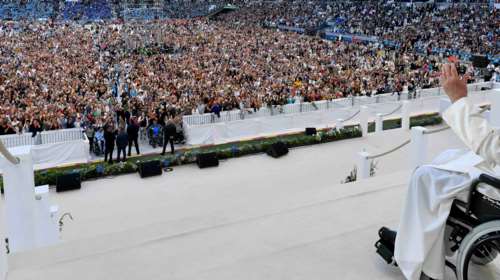 Κατάμεστο το Βελοντρόμ της Μασσαλίας για τον Πάπα: Η ακροδεξιά σνόμπαρε τον Ποντίφικα, η Αριστερά ασκεί κριτική στον Μακρόν