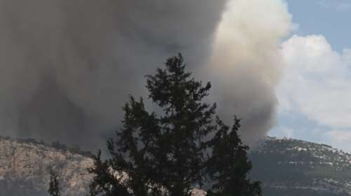 &quot;Εκρηξη&quot; φωτιάς έφερε μεγάλη αναζωπύρωση στην Πάρνηθα: Ανησυχία για τους Θρακομακεδόνες, στο νοσοκομείο πυροσβέστης