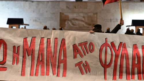 Πορείες αλληλεγγύης στη 12χρονη από τον Κολωνό, σε Αθήνα και Θεσσαλονίκη - Πανό στήριξης και στη μητέρα της [Εικόνες]