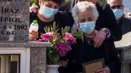 Συγκλονίζει η μητέρα του Γιώργου Καραϊβάζ- Το παιδάκι μου θα συγχωρούσε τους εκτελεστές του