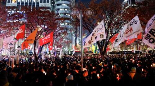 Οργή στη Ν. Κορέα για τον πρόεδρο και τον στρατιωτικό νόμο: Στους δρόμους ο κόσμος - Πρόταση καθαίρεσης από την αντιπολίτευση