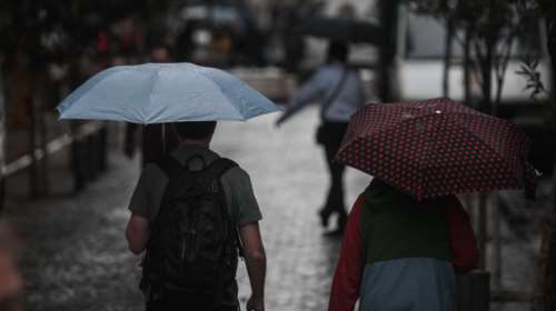 Κακοκαιρία: Συνεχίζει την επέλασή της η &quot;Αθηνά&quot; - Πού θα εκδηλωθούν ισχυρά φαινόμενα