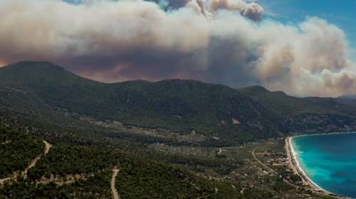 Φωτιά στην Κορινθία: Δεύτερο 24ωρο αγωνίας αλλά και σημάδια βελτίωσης - Στη μάχη τα εναέρια μέσα