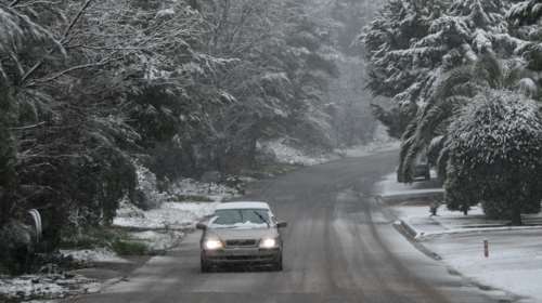 Κακοκαιρία &quot;Λέανδρος&quot;: Σε λευκό κλοιό και τα βόρεια της Αττικής - Ποιοι δρόμοι έχουν κλείσει [εικόνες]