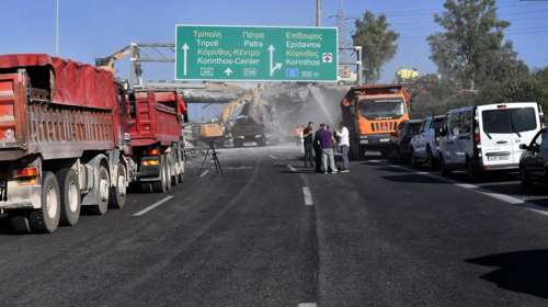 Μήνυμα 112 για το μποτιλιάρισμα στην εθνική Αθηνών Κορίνθου: &quot;Καθυστερήστε την αναχώρησή σας&quot;