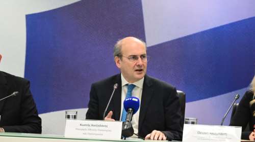 Από μέσα Ιανουαρίου σε ισχύ τα νέα μέτρα για τις χρεώσεις τραπεζών - Τι αλλάζει σε αναλήψεις, πληρωμές και μεταφορές