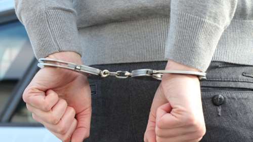 Δύο συλλήψεις για πρόκληση πυρκαγιάς από βεγγαλικά σε δασική έκταση στο Κορωπί