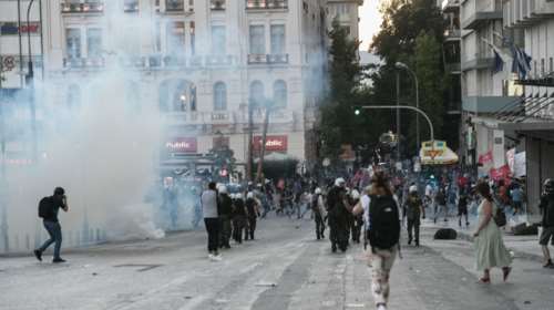 Μήνυση κατά αστυνομικού του ΣΥΡΙΖΑ που εμπόδισε τη σύλληψη κουκουλοφόρου στα επεισόδια