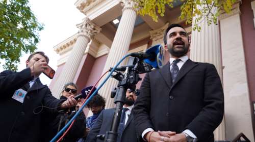 Ο Τραμπ απειλεί να κόψει την χρηματοδότηση στη Νέα Υόρκη αν εκλεγεί δήμαρχος ο Μαμντάνι: &quot;Είναι κομουνιστής&quot;