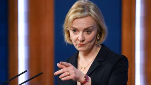 &quot;Η Λιζ Τρας θα διαρκέσει περισσότερο από ένα μαρούλι εκτός ψυγείου;&quot; - Το προκλητικό ερώτημα των Βρετανών δημοσιογράφων