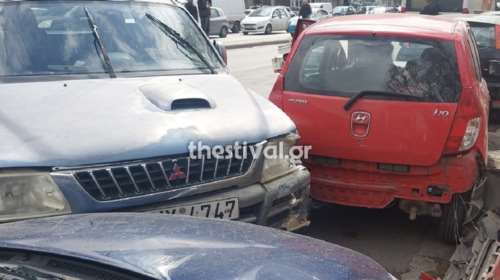 Θεσσαλονίκη: Τροχαίο με 5 αυτοκίνητα στο κέντρο της πόλης - Αγροτικό έπεσε πάνω σε τέσσερα οχήματα