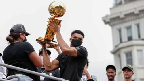 Γιάννης Αντετοκούνμπο: Στα Σεπόλια με το τρόπαιο του NBA την Τρίτη