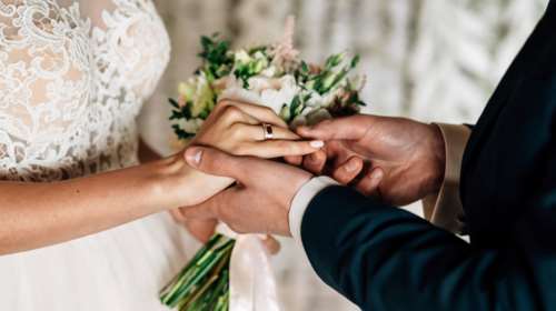 Ρεκόρ γάμων το φετινό καλοκαίρι - Ζευγάρια δυσκολεύονται να βρουν ελεύθερες ημερομηνίες [βίντεο]