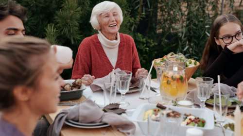 Γύρω από τα γιορτινά τραπέζια "χτίζουμε" τις πιο όμορφες οικογενειακές στιγμές