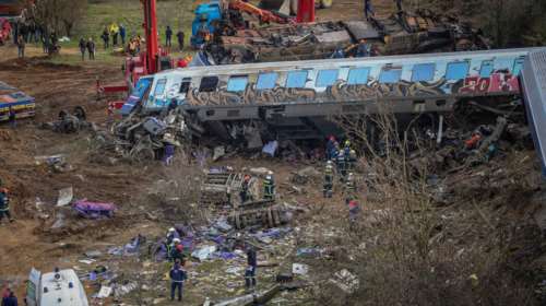 Στη Βουλή δικογραφία κατά Μητσοτάκη και υπουργών για τα Τέμπη - Μήνυση από τραυματία του δυστυχήματος