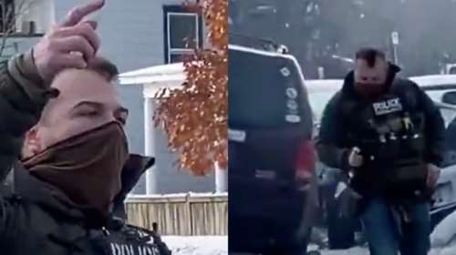 Η στιγμή που ο πράκτορας της ICE φεύγει ατάραχος κοιτάζοντας το κινητό του, μετά τον πυροβολισμό της 37χρονης