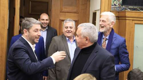 Συνεδρίαση ΚΟ ΠΑΣΟΚ: Η &quot;εισβολή&quot; του Γ. Λοβέρδου, η ατάκα του Κατρίνη και το μήνυμα του εορτάζοντα Ανδρουλάκη [εικόνες]