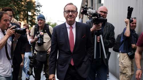 Στο νοσοκομείο ο Κέβιν Σπέισι: &quot;Ένιωσα όλο το αριστερό μου χέρι να μουδιάζει για περίπου οκτώ δευτερόλεπτα&quot;