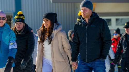 Στα χιόνια η πρώτη κοινή εμφάνιση Χάρι-Μέγκαν μετά τη σοβαρή ασθένεια του Καρόλου: Το άψογο snow look της Μαρκλ