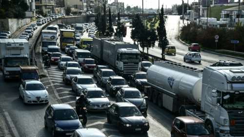 Καραμπόλα 6 οχημάτων στον Κηφισό και τροχαίο στην Αττική Οδό - Κυκλοφοριακό χάος και ουρές χιλιομέτρων