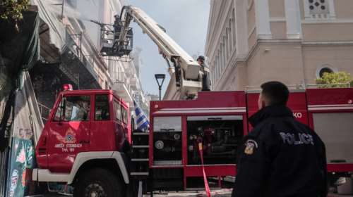 Φωτιά ξέσπασε σε διαμέρισμα στον Πειραιά - Επιχειρεί γερανοφόρο όχημα
